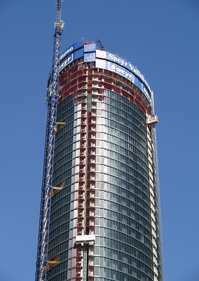 Torre Sacyr Vallehermoso by Cesar Serrano