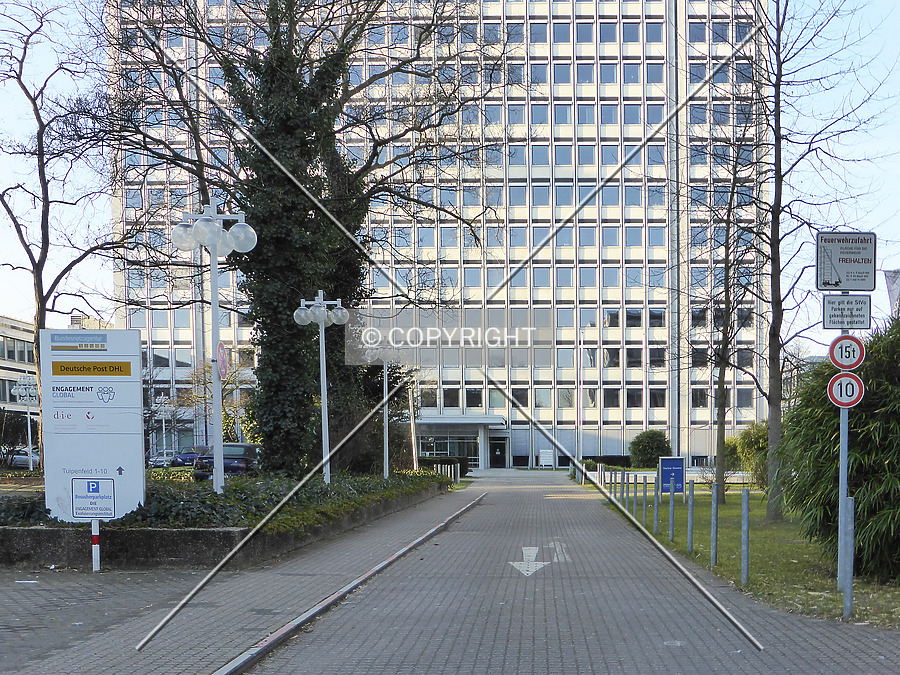 Hochhaus im Tulpenfeld by Nephilim