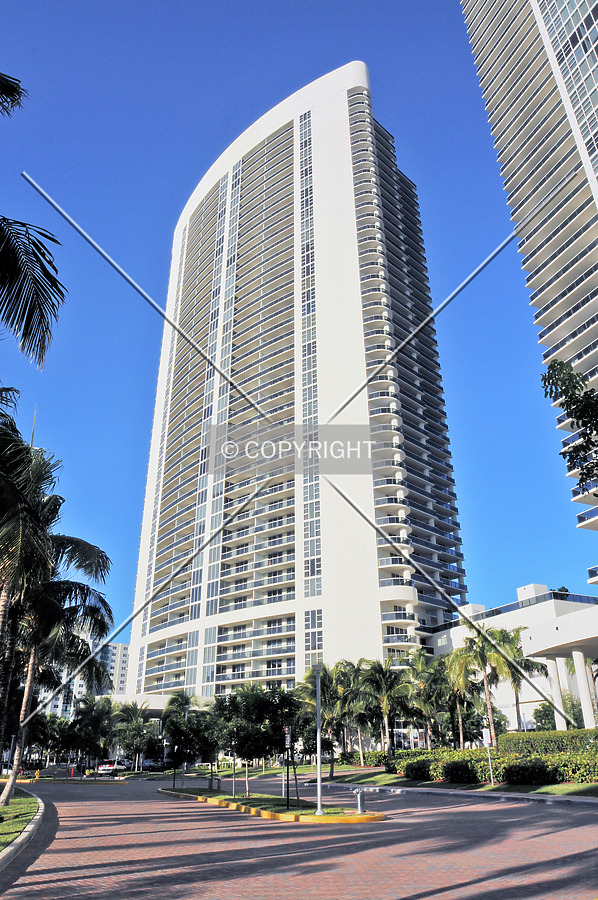 The Beach Club Tower 3 by Jorge Molina