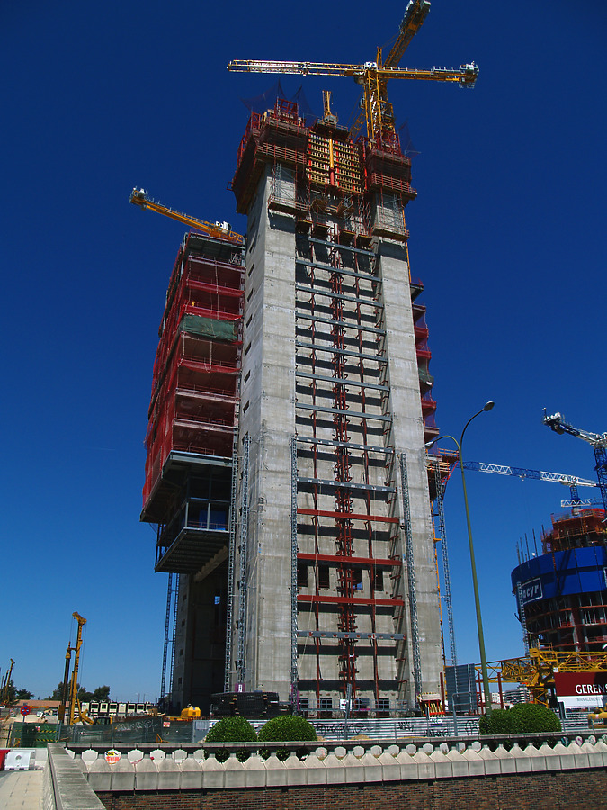Torre Caja Madrid by Cesar Serrano