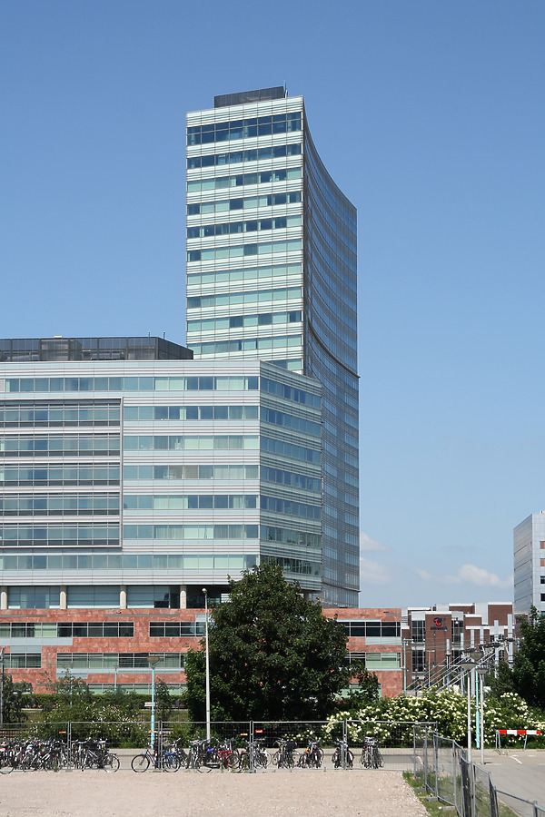 La Guardia Plaza 4 by Michiel van Dijk