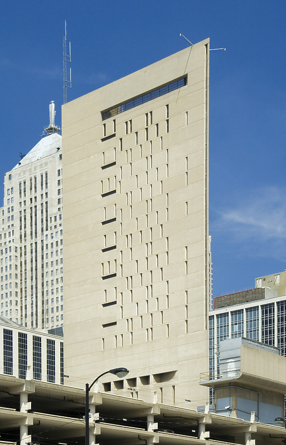 Metropolitan Correctional Center by Pavel Toczynski