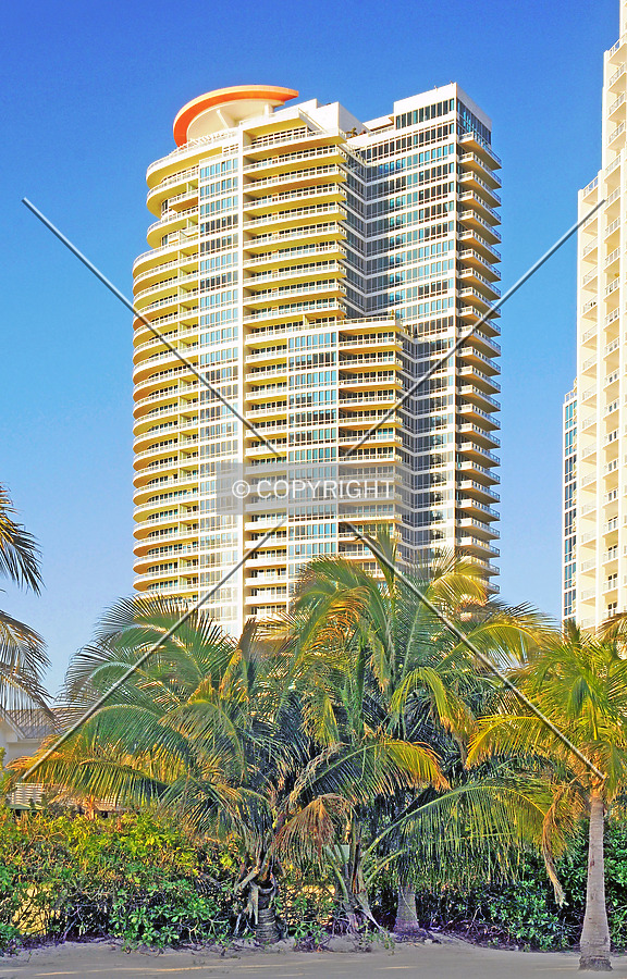 Continuum on South Beach, South Tower by Jorge Molina