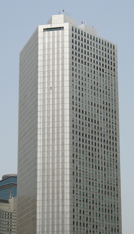 Shinjuku Sumitomo Building by Kevin Hemphill