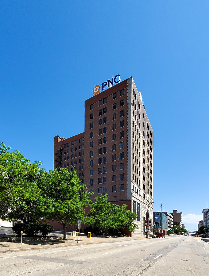 PNC Bank Building by Ryan Hildebrand