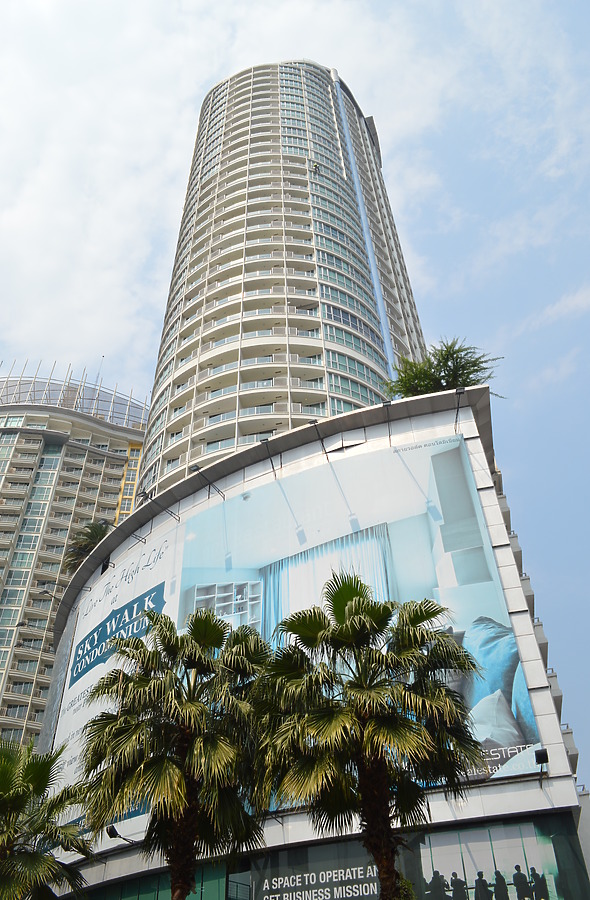 Skywalk Residences by Huopa