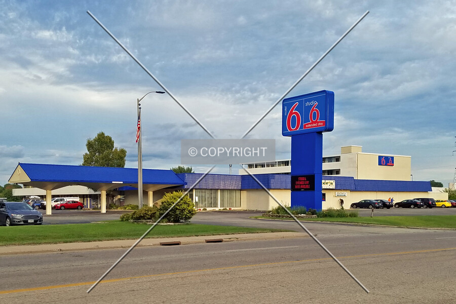 Motel 6 / Studio 6
