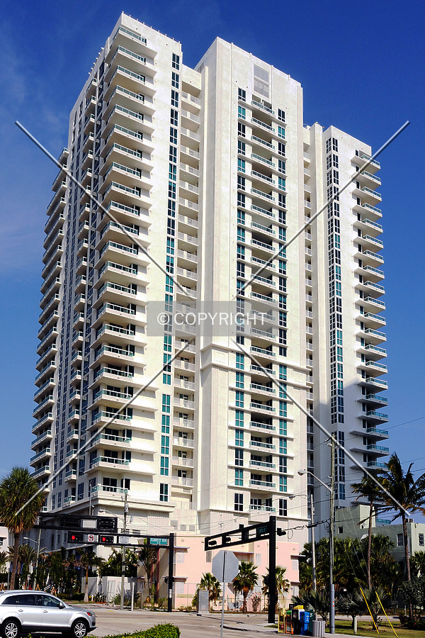 Las Olas Beach Club by Jorge Molina