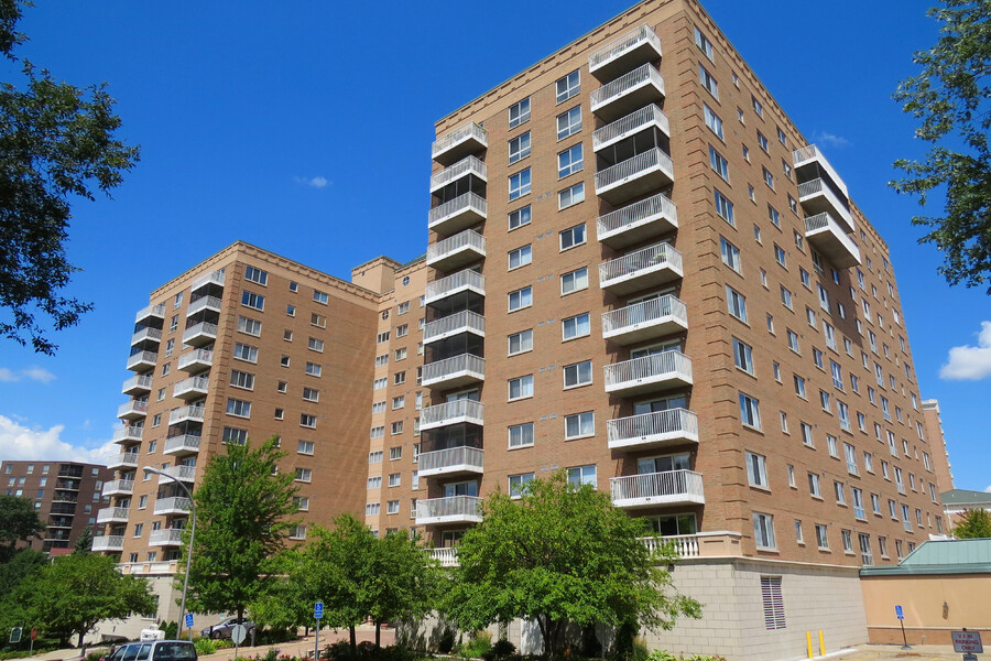 Gramercy Park Cooperative at Lake Shore Drive