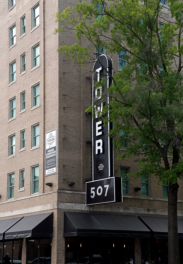 Hawthorn at the Governor Dinwiddie by John W. Cahill