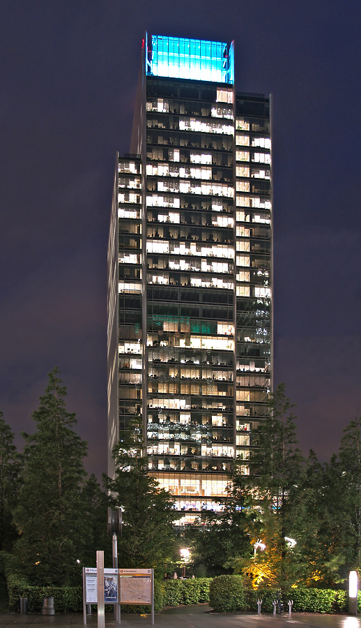 10 Upper Bank Street by Cesar Serrano