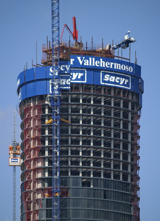 Torre Sacyr Vallehermoso by Cesar Serrano