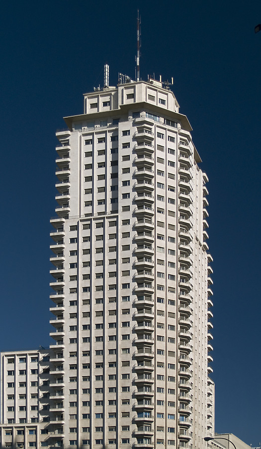 Torre de Madrid by Cesar Serrano