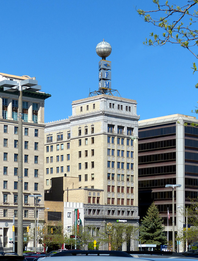 Huntington Bank Building by Nate Lindsey