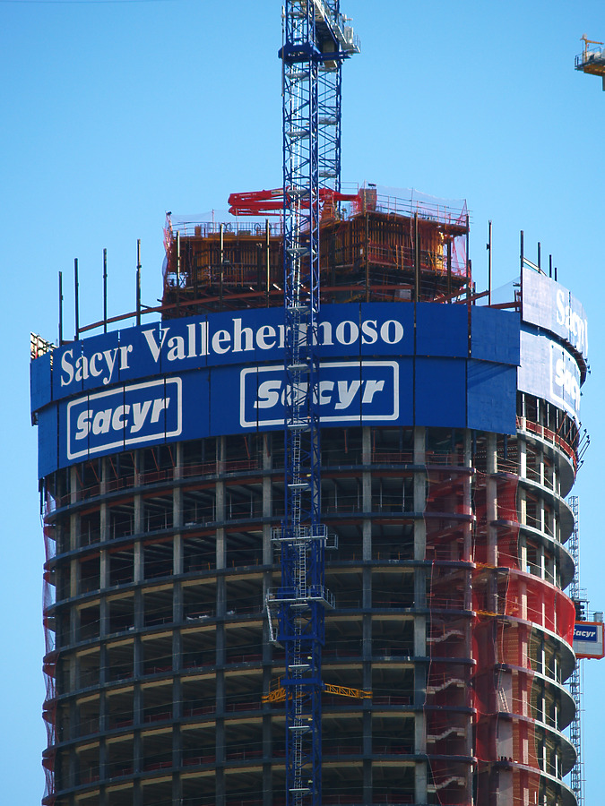 Torre Sacyr Vallehermoso by Cesar Serrano