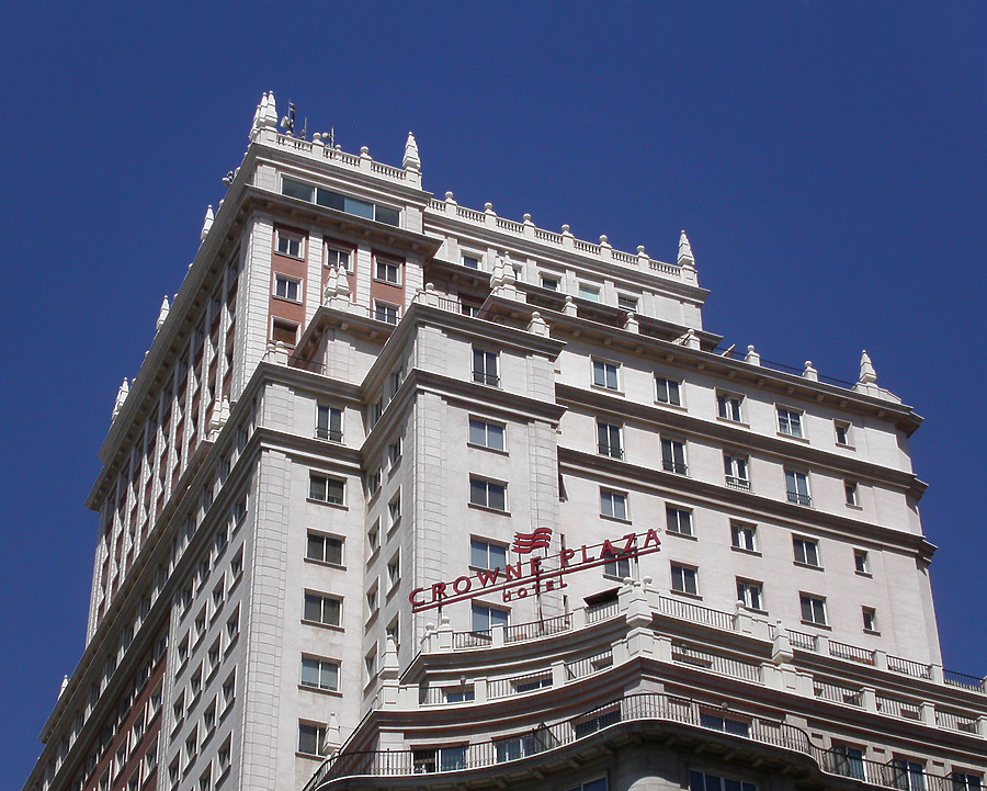 Edificio España by Cesar Serrano