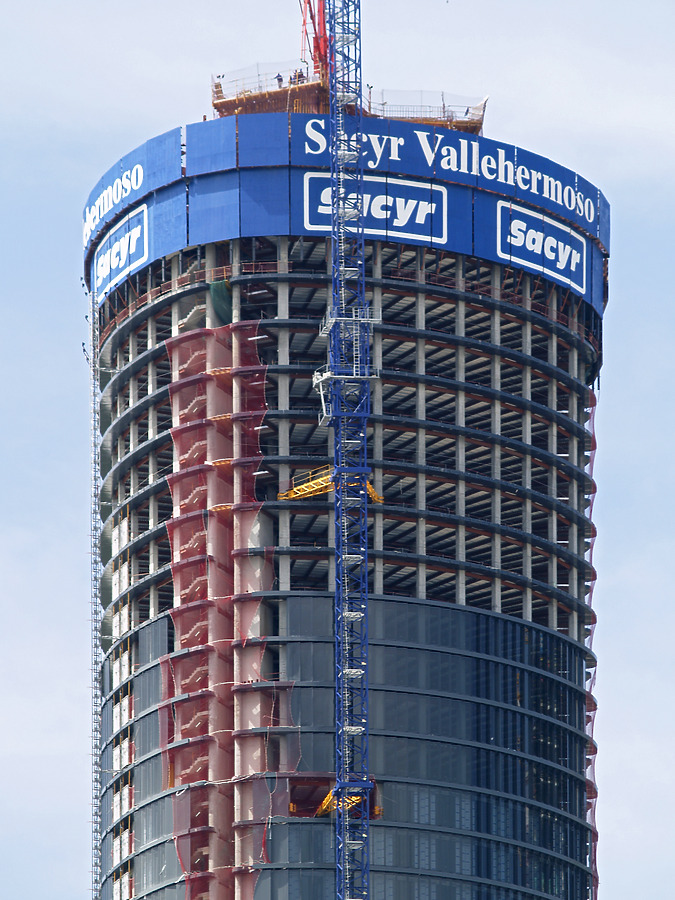 Torre Sacyr Vallehermoso by Cesar Serrano