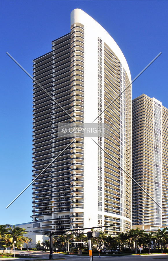 The Beach Club Tower 3 by Jorge Molina