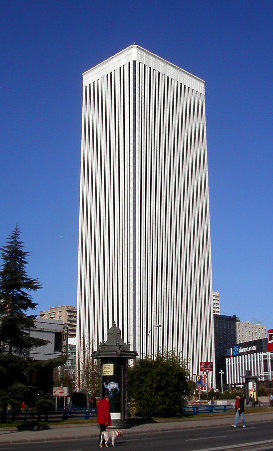 Torre Picasso by Cesar Serrano