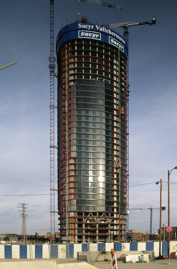 Torre Sacyr Vallehermoso by Cesar Serrano