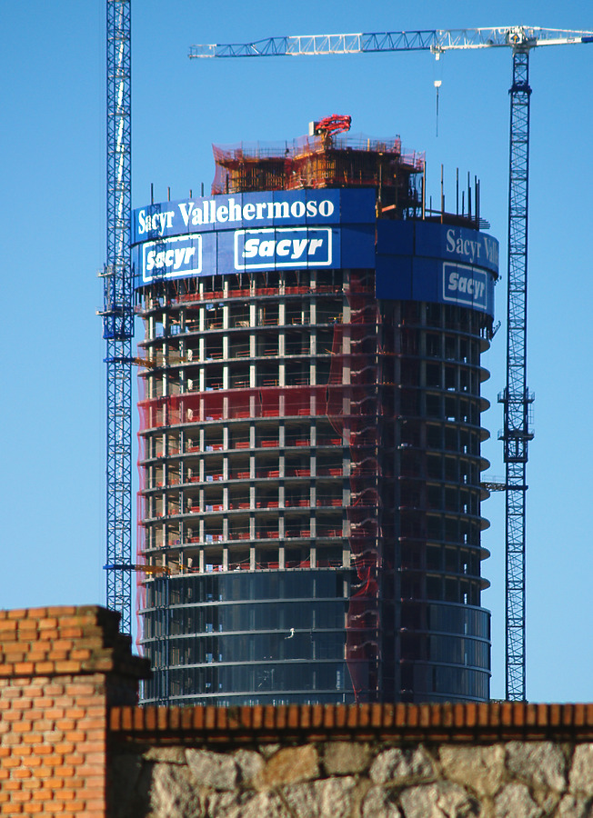 Torre Sacyr Vallehermoso by Cesar Serrano