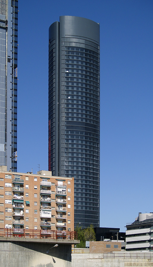 Torre Sacyr Vallehermoso by Cesar Serrano