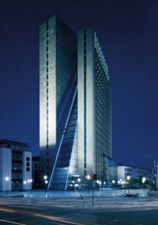 Die Pyramide by Fundus