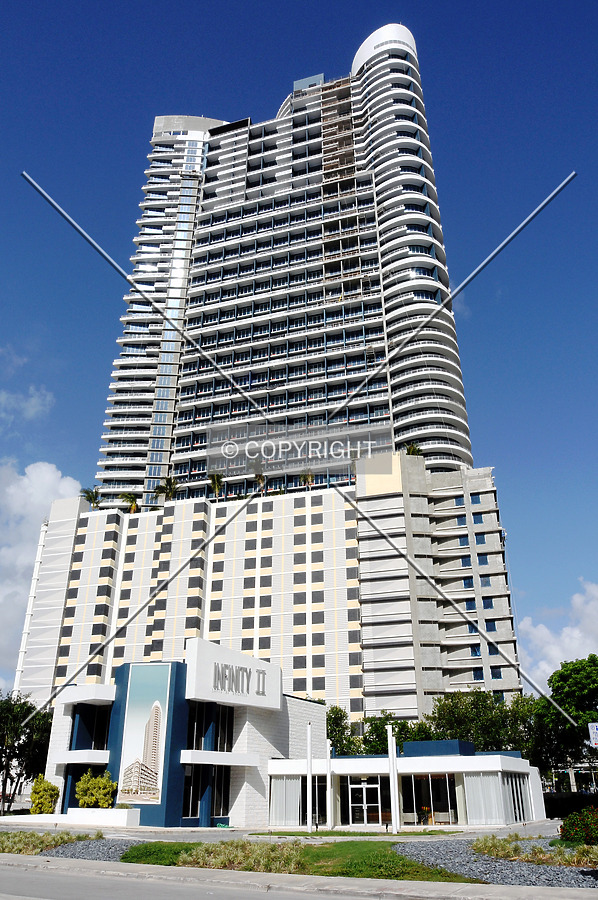 Infinity at Brickell by Jorge Molina