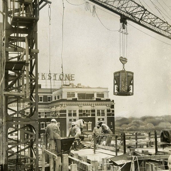 Kiewit Plaza by BLACKSTONE PLAZA