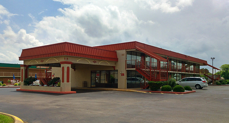 Econo Lodge by Ryan Hildebrand