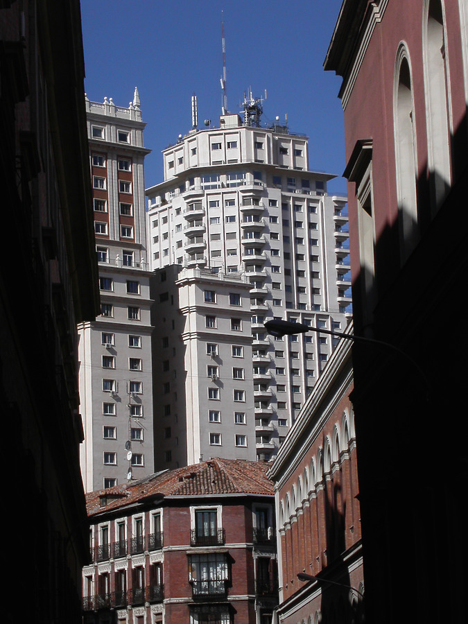 Torre de Madrid by Cesar Serrano