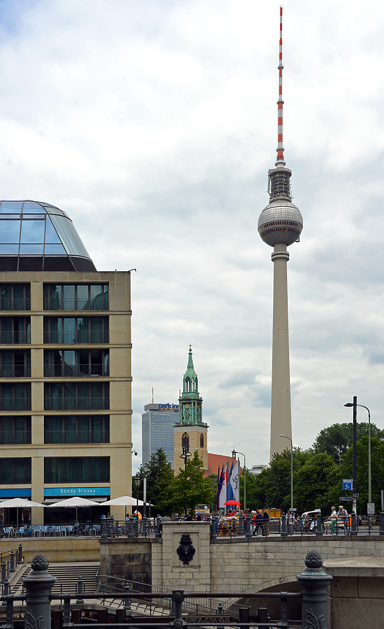 Berliner Fernsehturm by John W. Cahill