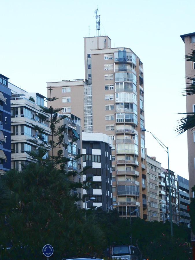 Edificio Azor by Huopa