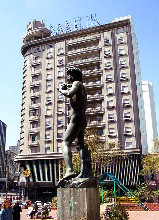 Edificio Santiago de Chile by Daniel Kieckhefer