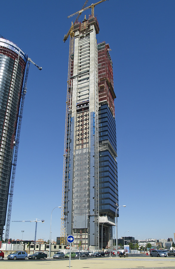 Torre Caja Madrid by Cesar Serrano