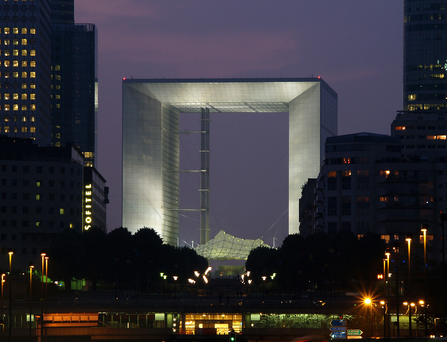 La Grande Arche by Cesar Serrano