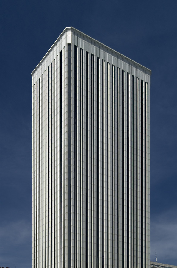 Torre Picasso by Cesar Serrano