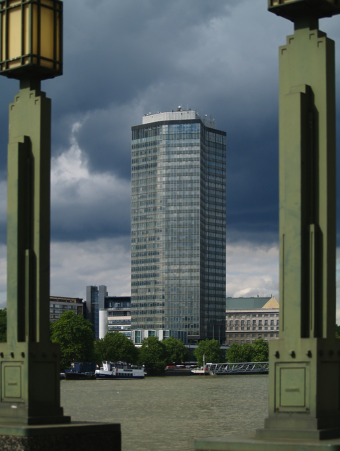 Millbank Tower by Cesar Serrano
