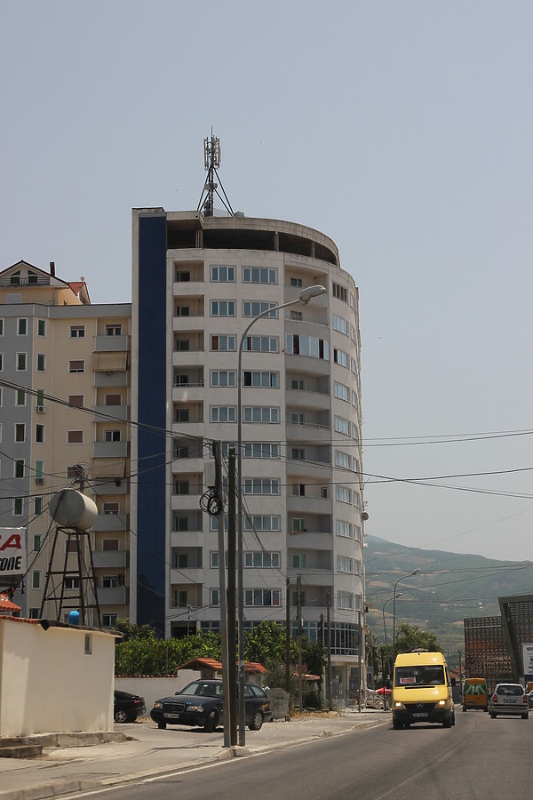 Rruga Zogu i Parë kulla by Kjetil Balog