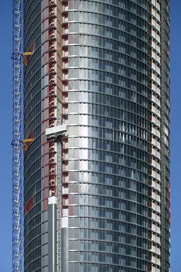 Torre Sacyr Vallehermoso by Cesar Serrano