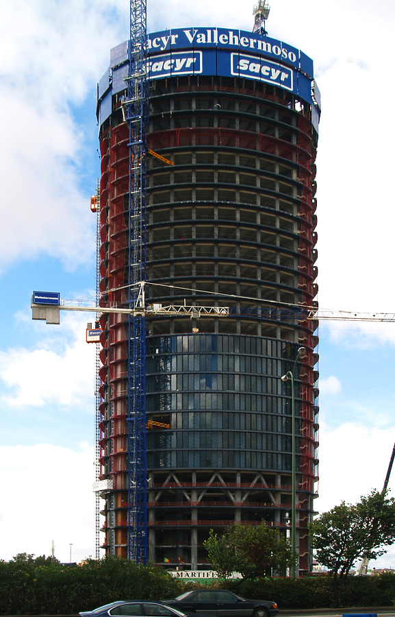Torre Sacyr Vallehermoso by Cesar Serrano