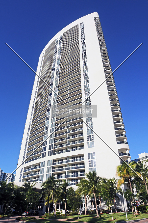 The Beach Club Tower 3 by Jorge Molina