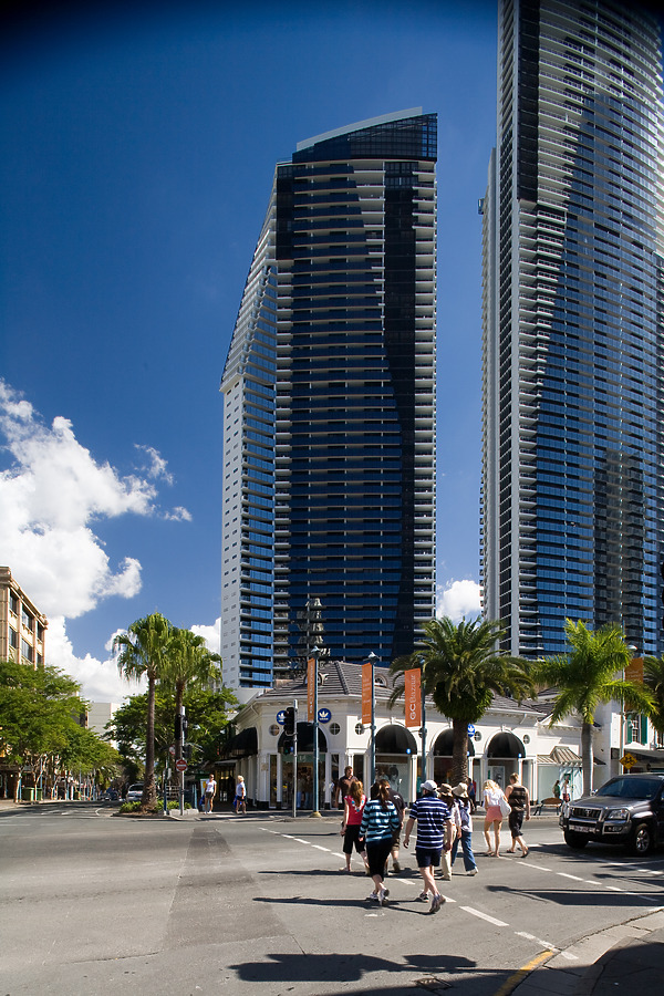 Circle on Cavill South Tower by Pavel Toczynski