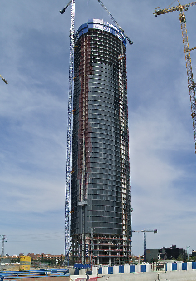 Torre Sacyr Vallehermoso by Cesar Serrano