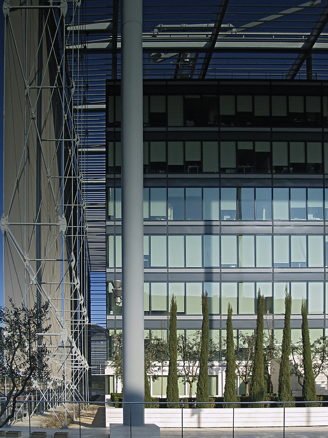 Edificio Portico by Cesar Serrano