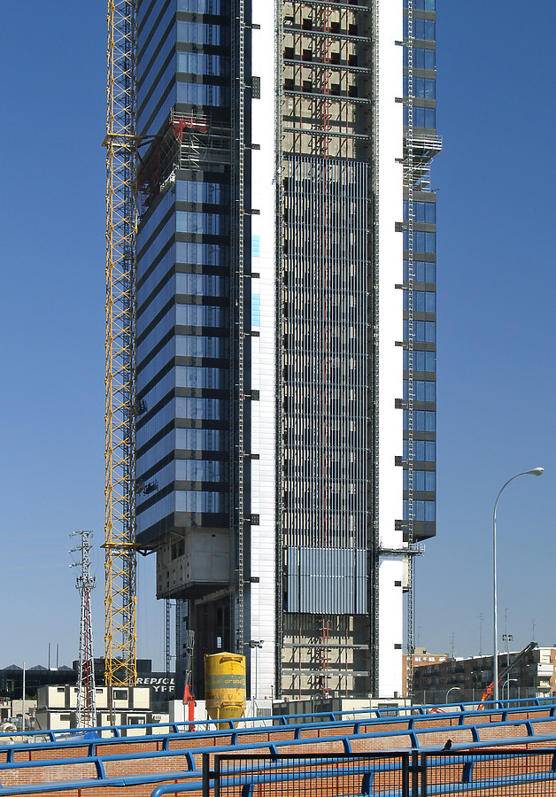 Torre Caja Madrid by Cesar Serrano
