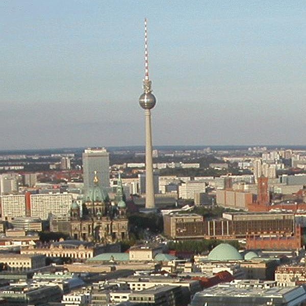 Berliner Fernsehturm by Cesar Serrano