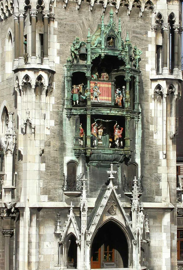 Neues Rathaus by Cesar Serrano