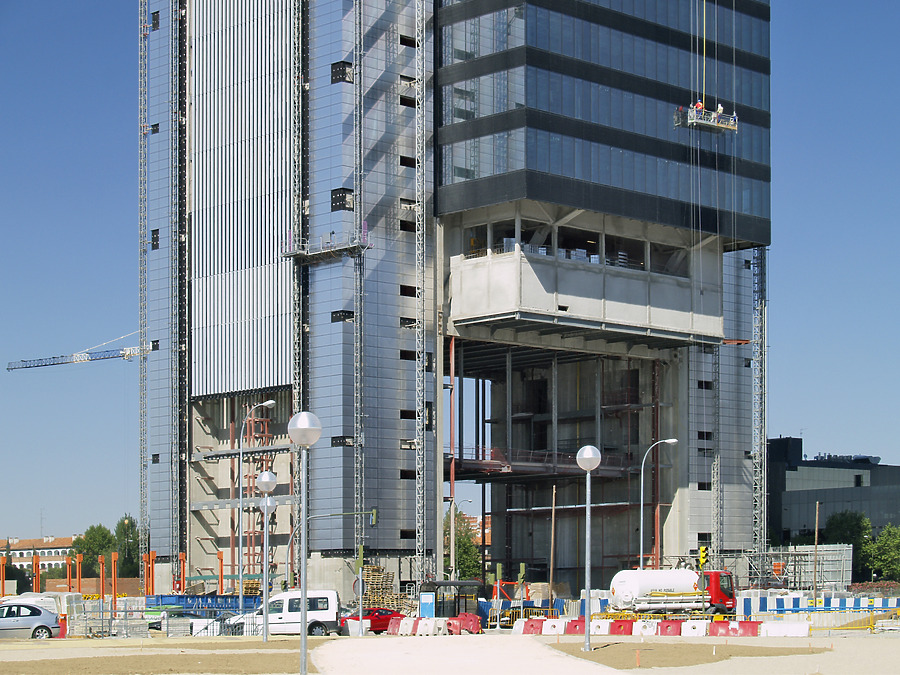 Torre Caja Madrid by Cesar Serrano