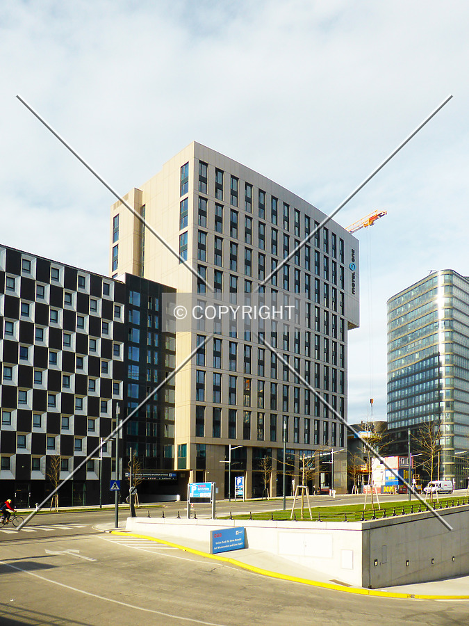 Motel One Hauptbahnhof by Nephilim